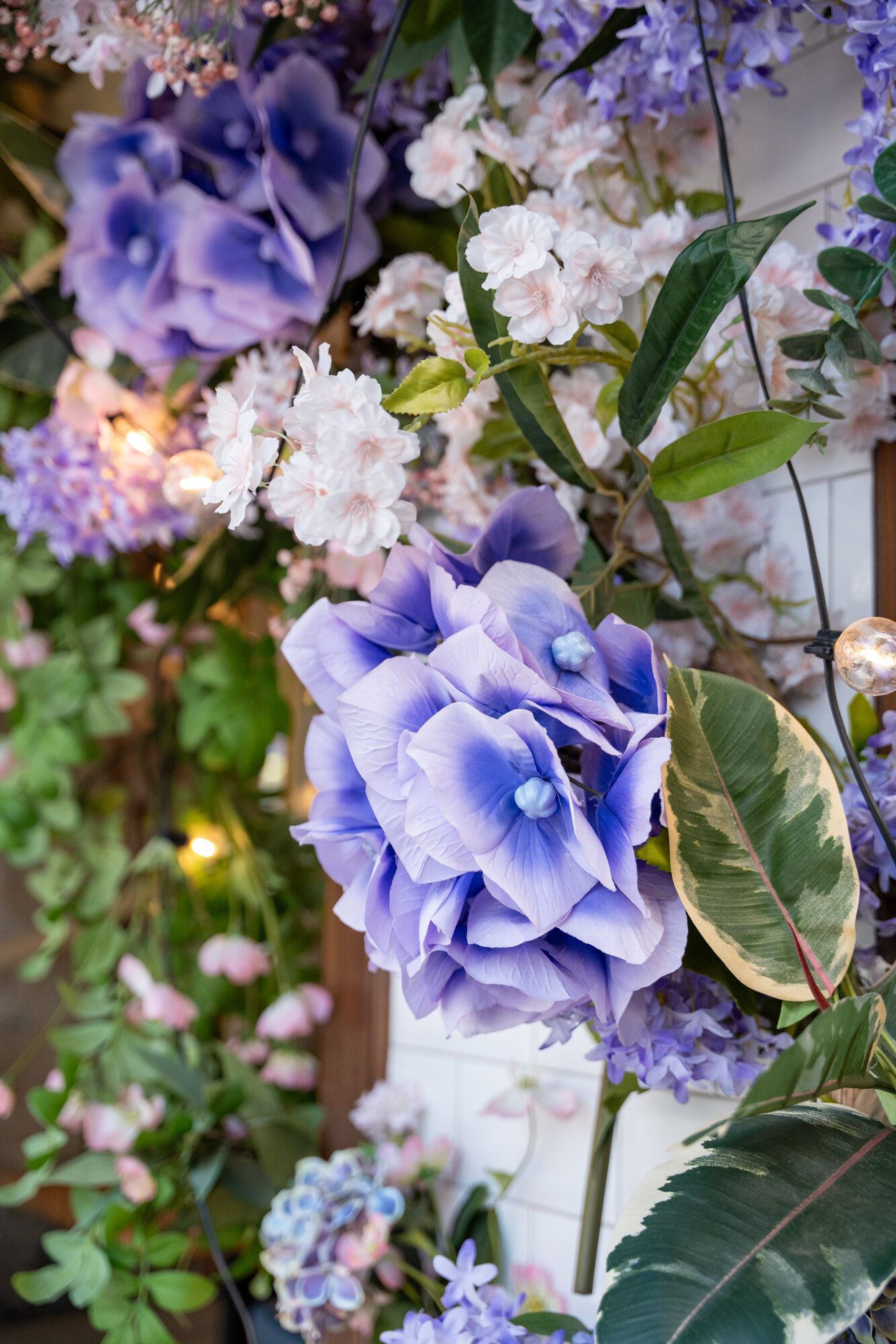 Détail d'hortensias mauves en fleurs de soie sur la façade Papilla