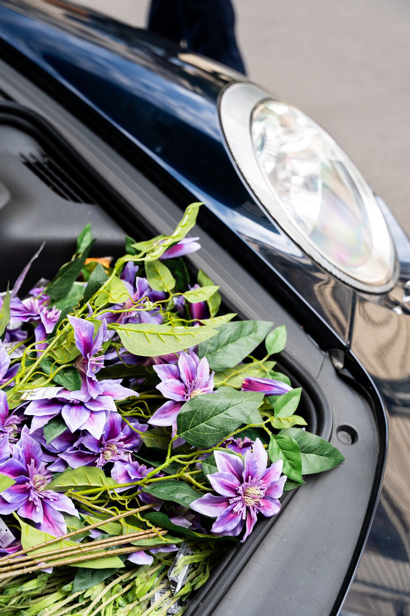 Préparation de fleurs de soie violettes et blanches
