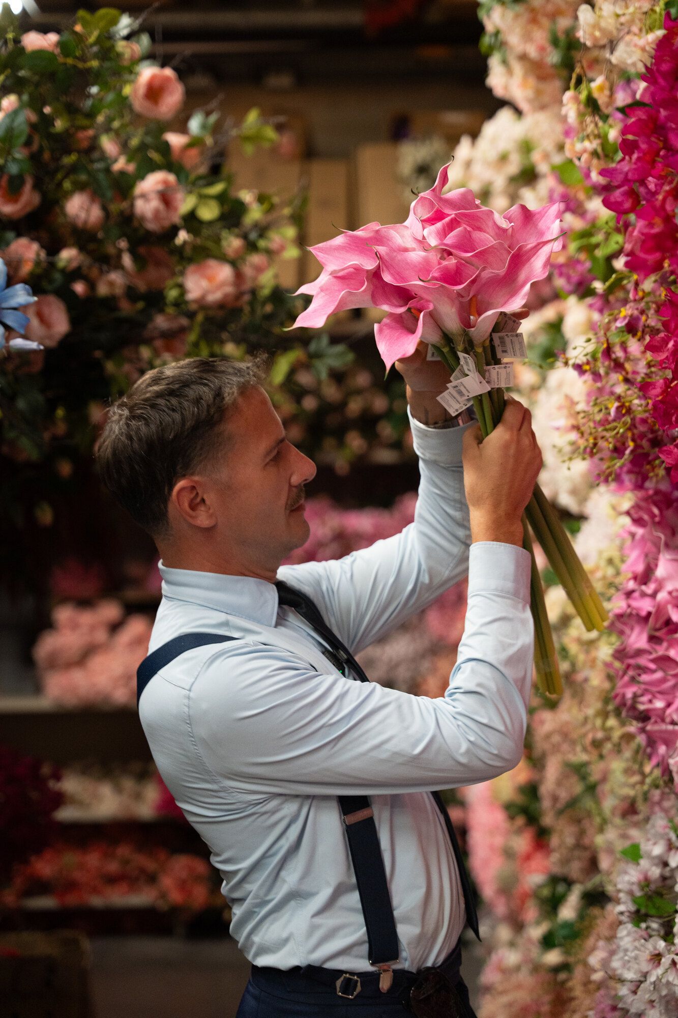 Sébastien Chol choisissant des fleurs de soie roses